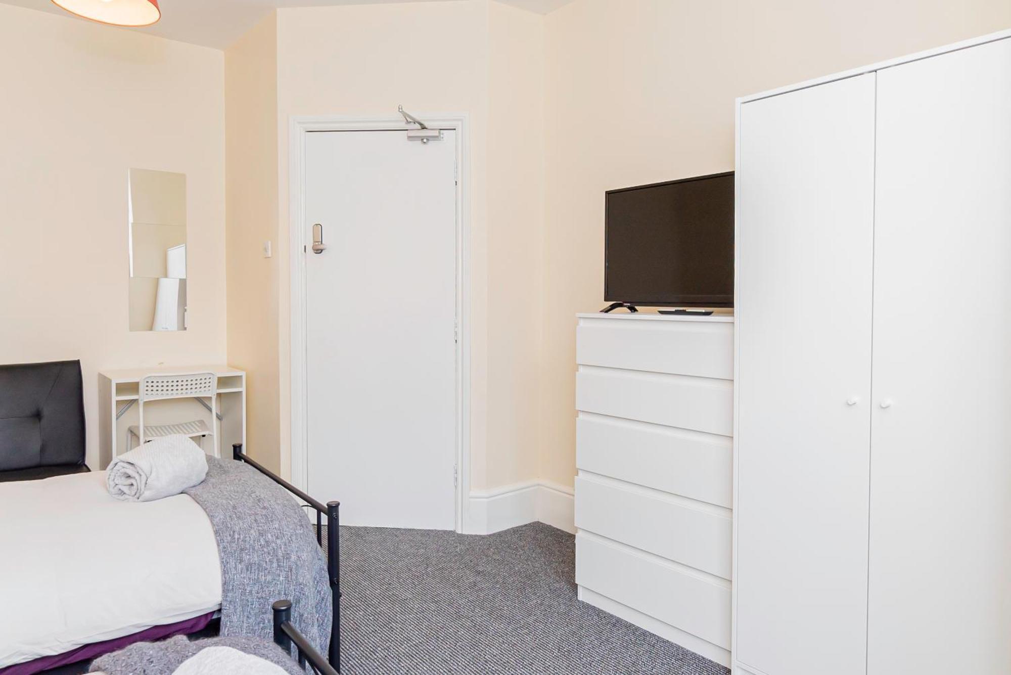 Shirley House 5, Guest House, Self Catering, Self Check In With Smart Locks, Use Of Fully Equipped Kitchen, Close To City Centre, Ideal For Longer Stays And Fawley Contractors Southampton Kültér fotó